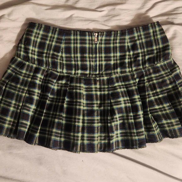 Tripp NYC Black and Green Pleated Mini Skirt - Picture 3 of 3